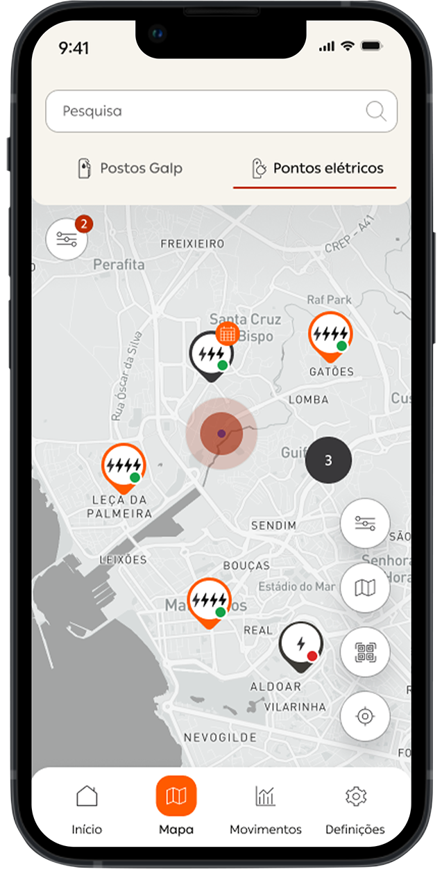 Fotografia de um ecrã de telemóvel, com a área de mapa da app aberta. Vê-se um campo de pesquisa, duas opções de seleção 