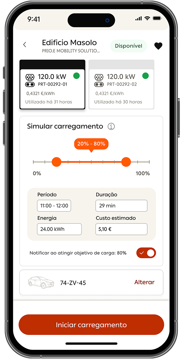 Imagem de um telemóvel com o ecrã de detalhe de carregamento da app Galp Frotas aberto. É visível a localização de onde o ceículo está a carregar; seguido da potência; seguido do simulado de carregamento.