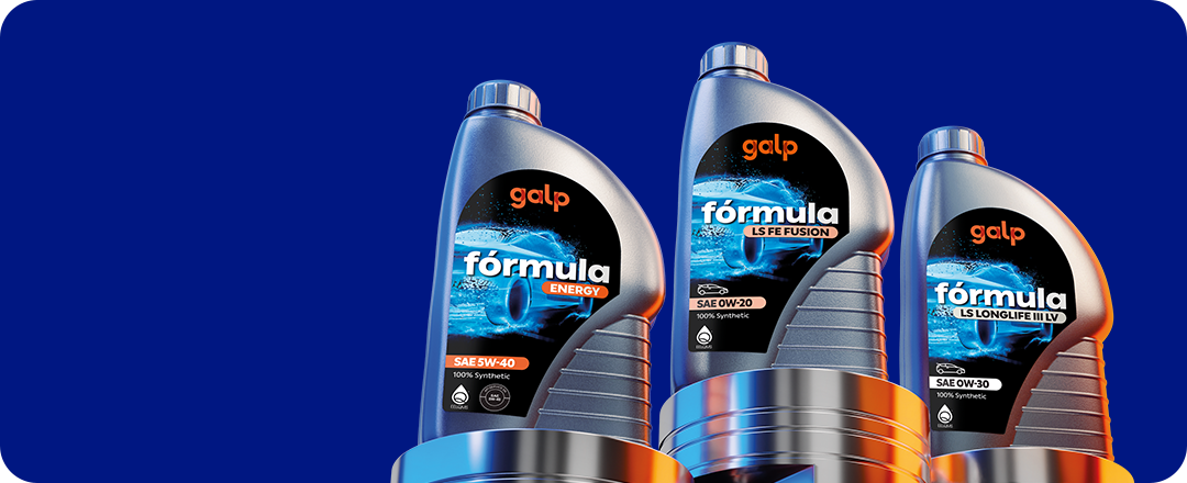 Três embalagens de óleo lubrificante Galp Fórmula sobre pistões metálicos, com fundo azul. A imagem representa proteção do motor, lubrificação sintética e elevado desempenho automóvel.