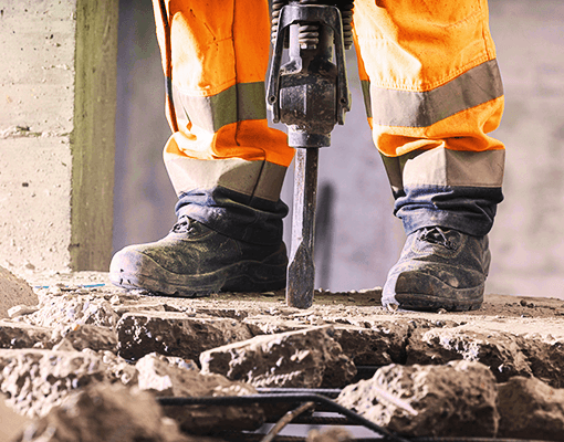 Martelo pneumático em operação numa obra de construção, representando lubrificantes Galp Empresas para ferramentas pneumáticas.