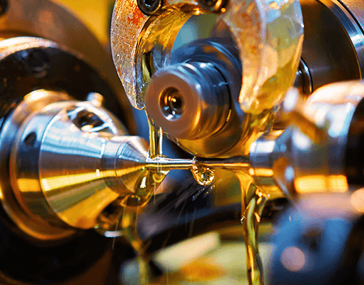 Sistema industrial de tubagens e equipamentos de circulação em instalação técnica. A imagem representa lubrificação industrial, circulação de fluidos e eficiência operacional.
