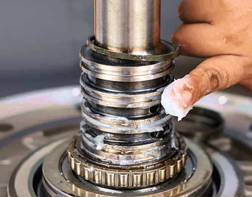Aplicação de petrolato branco em componente mecânico, representando óleos brancos e petrolatos Galp Empresas para manutenção industrial.
