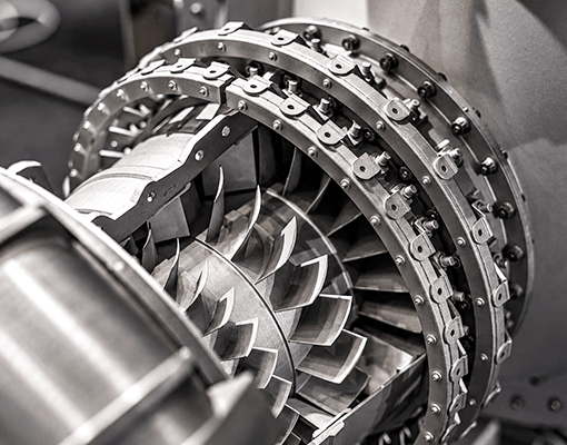 Detalhe de turbina industrial com pás metálicas de elevada precisão. A imagem representa geração de energia, turbomáquinas e manutenção de equipamentos industriais.