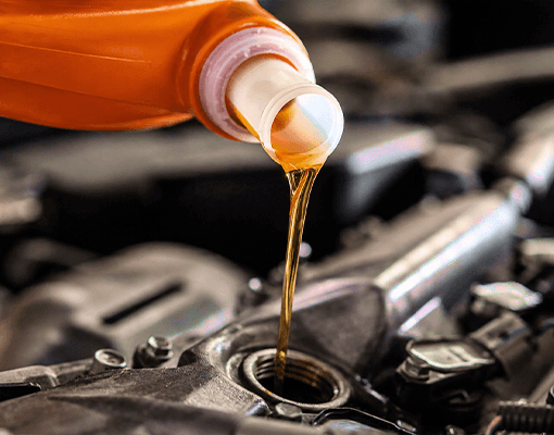 Óleo lubrificante a ser vertido para o motor de um veículo. A imagem representa lubrificação automóvel, proteção mecânica, manutenção preventiva e desempenho do motor.