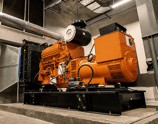 Motor industrial de grande dimensão instalado em unidade técnica. A imagem representa produção de energia, cogeração, eficiência energética e operação de equipamentos industriais.