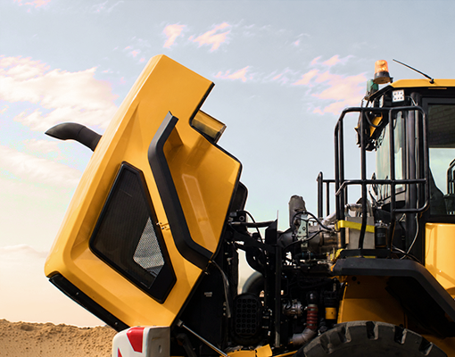 Motor de máquina off-road em manutenção, destacando as soluções de lubrificantes Galp Empresas para equipamentos pesados.