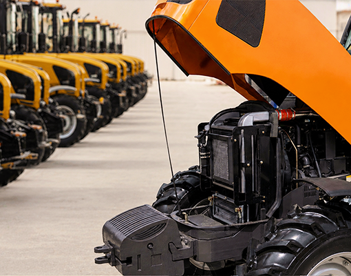 Máquina de construção com compartimento do motor aberto para manutenção, evidenciando lubrificantes STOU e UTTO da Galp Empresas.