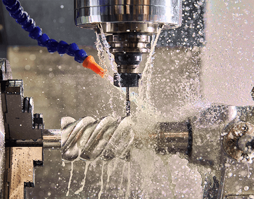 Máquina CNC a realizar operações de corte com fluido de refrigeração. A imagem representa metalomecânica, maquinagem de precisão e utilização de óleos de corte.