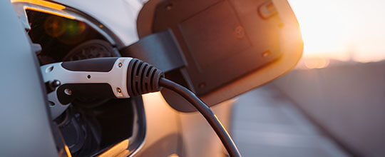 Fotografía en primer plano de una pistola cargada en el cargador.