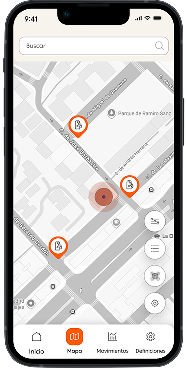 Pantalla de mapa de la app con barra de búsqueda y varios pines naranjas que indican ubicaciones de estaciones y servicios, con botones de filtro a la derecha.