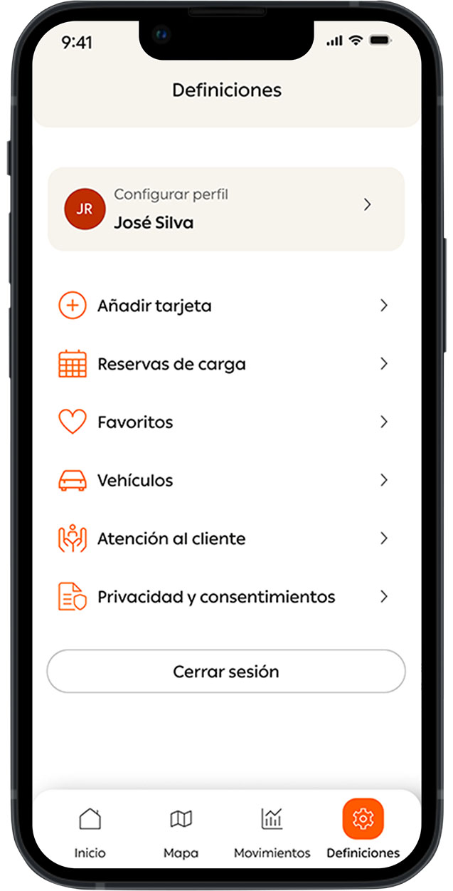 Pantalla 'Definiciones' con opciones de configuración: perfil, añadir tarjeta, reservas de carga, favoritos, vehículos, atención al cliente, privacidad y botón 'Cerrar sesión'.