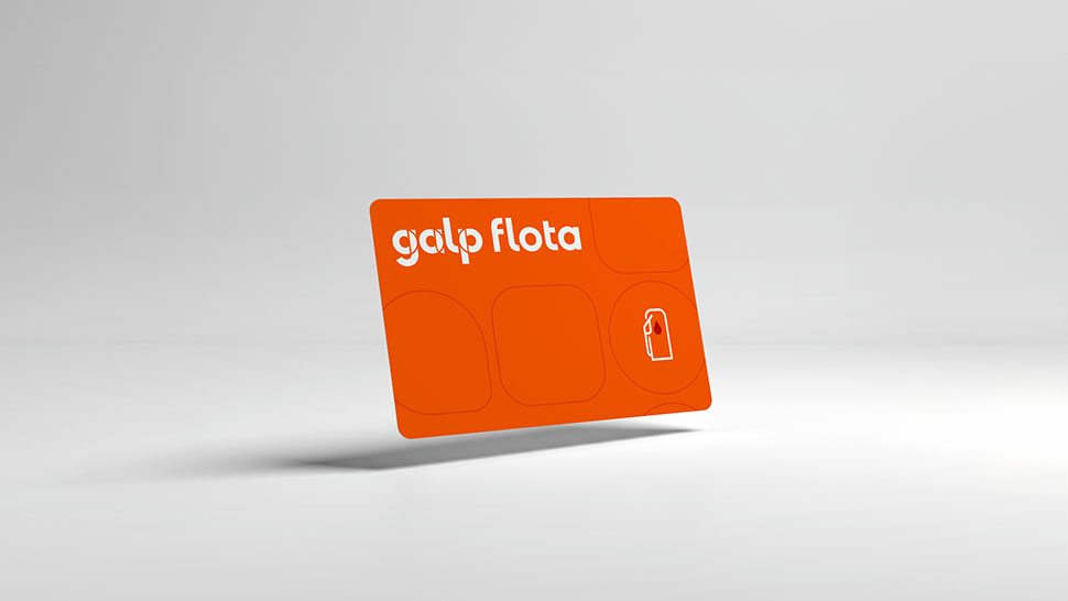Tarjeta Galp Flota de color naranja en vista tridimensional sobre fondo claro, con el logotipo y un icono de combustible.