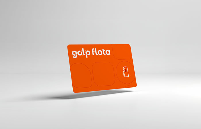Tarjeta Galp Flota de color naranja en vista tridimensional sobre fondo gris claro, con el logotipo Galp Flota y un icono de combustible.