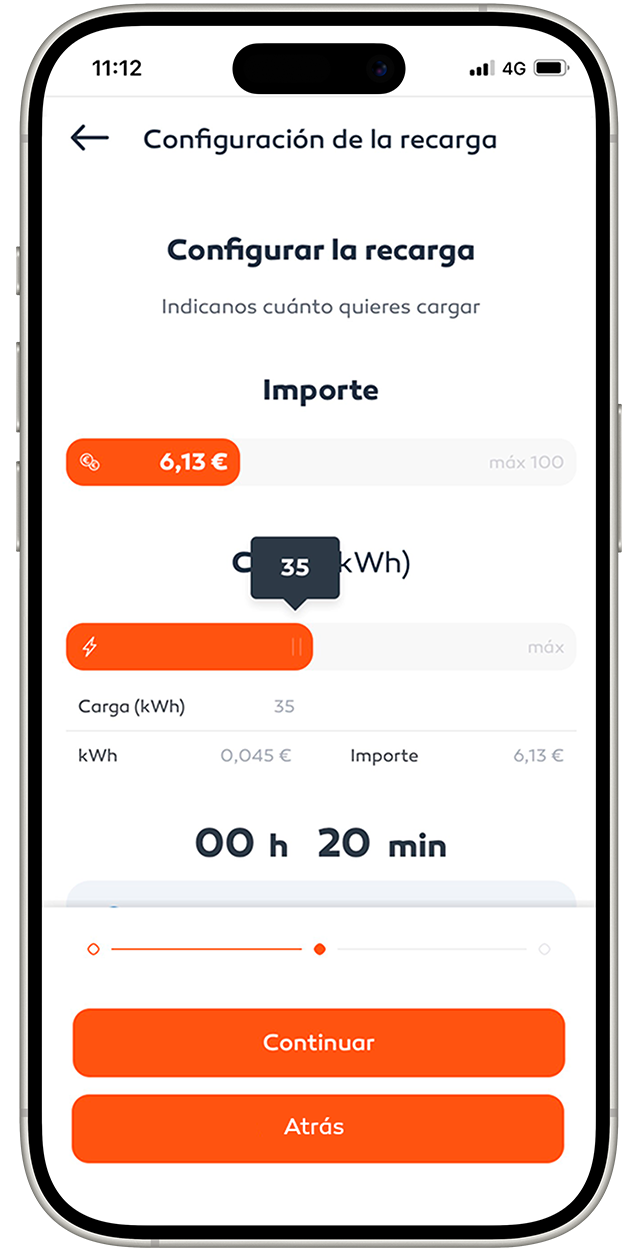 Pantalla con la interfaz de configuración de recarga eléctrica. En la parte superior aparece el título 'Configuración de la recarga' junto a un botón de retroceso. Debajo, el encabezado 'Configurar la recarga' seguido del texto 'Indícanos cuánto quieres cargar'. En la sección 'Importe', un control deslizante muestra un valor. Más abajo, otro control indica la cantidad de energía seleccionada, con un marcador en 35 kWh. Se muestra un resumen con el precio por kWh y el importe total.