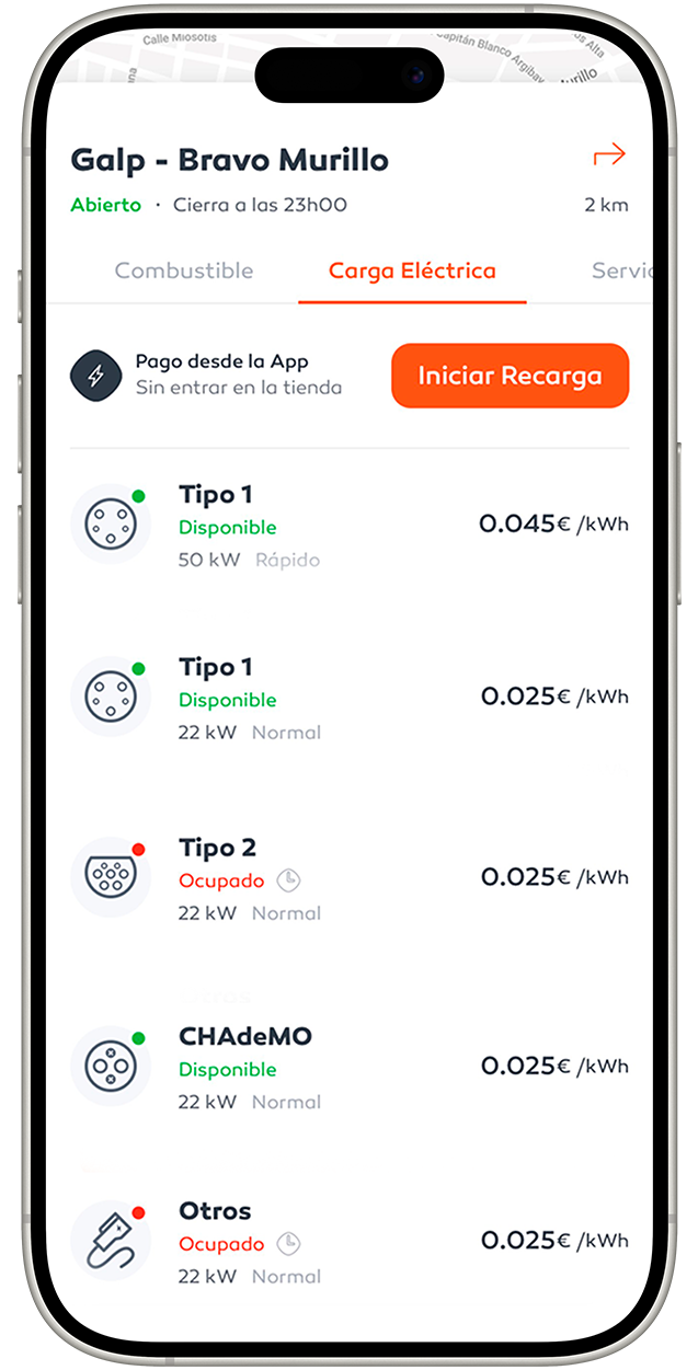 Pantalla con información detallada del punto de recarga 'Galp - Bravo Murillo'. Indica que está abierto y que cierra a las 23:00, a una distancia de 2 km. La pestaña 'Carga Eléctrica' está seleccionada. Se muestra un botón naranja con el texto 'Iniciar Recarga'. A continuación aparece una lista de tipos de cargadores, disponibilidad, costo y potencia respectivos. El diseño es limpio, con fondo claro y elementos destacados en naranja y verde.
