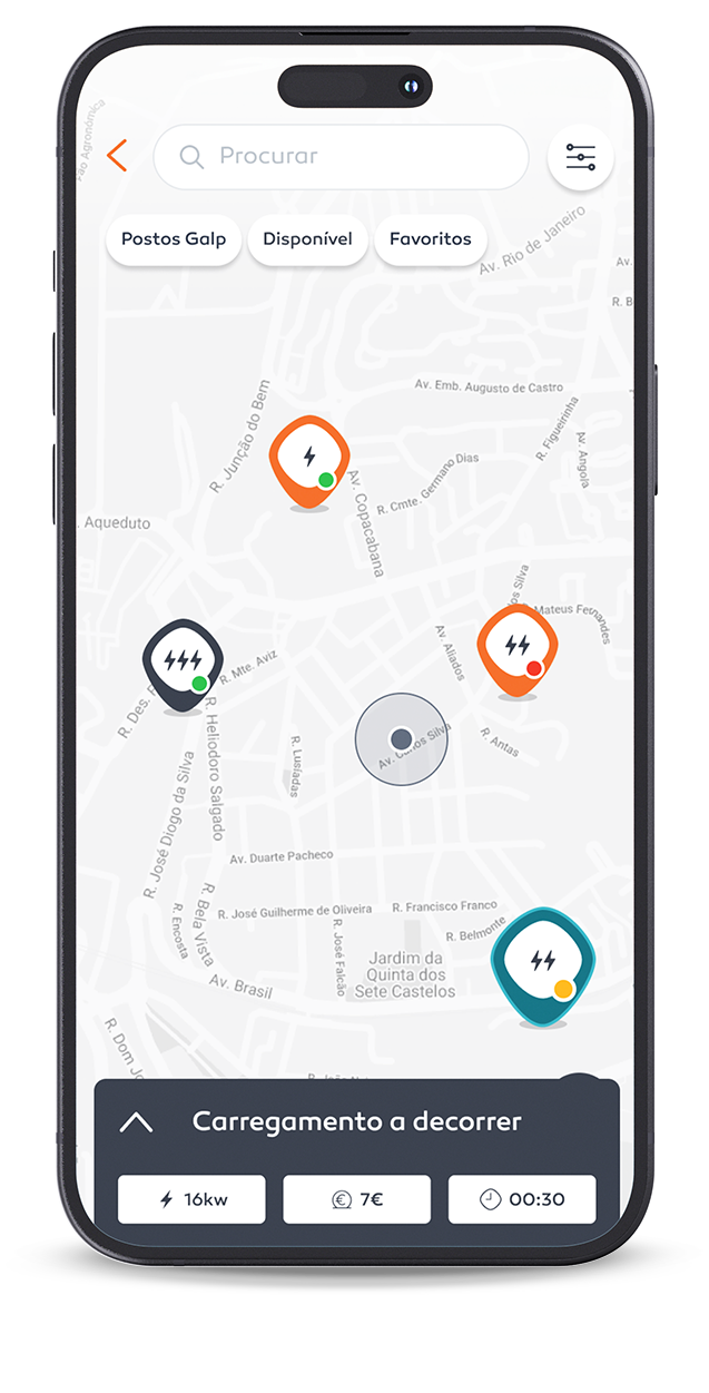 Ecrã de telemóvel com app Mundo Galp aerta no mapa com os pontos de carregamentos disponíveis indicados.