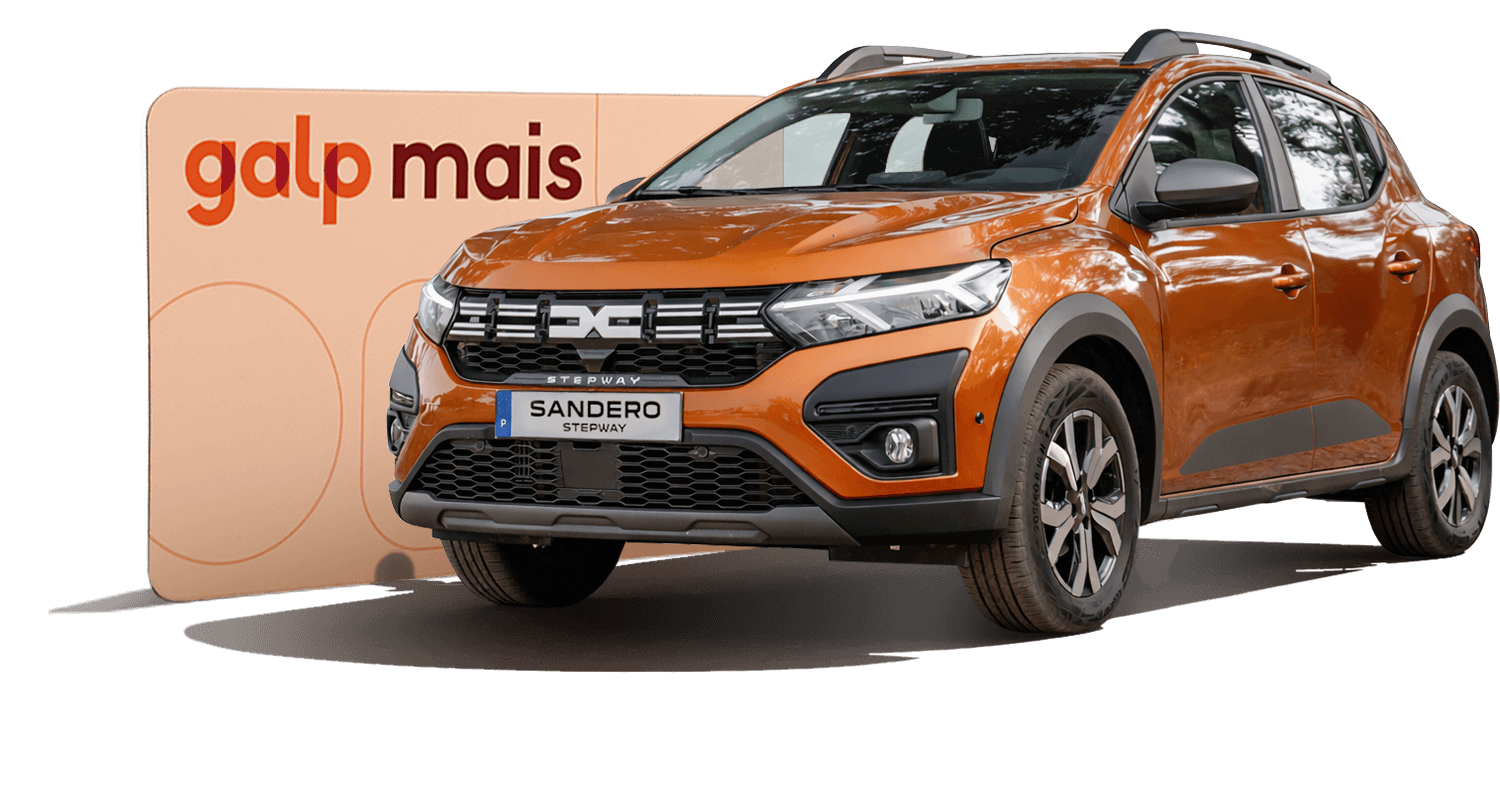 Automóvel estacionado em primeiro plano com cartão Galp Mais ao fundo.