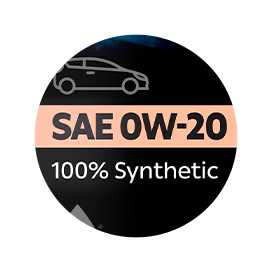 Detalhe ampliado de rótulo de óleo lubrificante automóvel com indicação “SAE 0W-20” e “100% Synthetic”. O elemento gráfico comunica viscosidade do óleo do motor, tecnologia sintética avançada, eficiência energética e proteção automóvel para motores modernos.