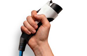 Mão segura um conector de carregamento para veículo elétrico.