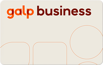Cartão Galp Frota Business. Cartão branco, com o log]otipo Galp Frota Business no canto superior esquerdo. Do lado direito, centrado, o log]otipo Galp, a laranja.