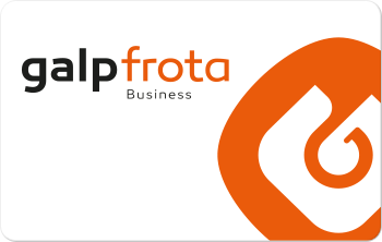 Cartão Galp Frota Business. Cartão branco, com o log]otipo Galp Frota Business no canto superior esquerdo. Do lado direito, centrado, o log]otipo Galp, a laranja.